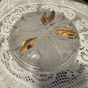 New in box -Studio Nova Golden Poinsettia Round Box